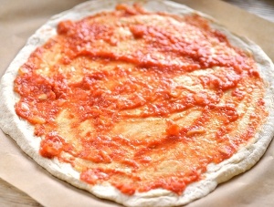 Pizzagrund med tomatsås